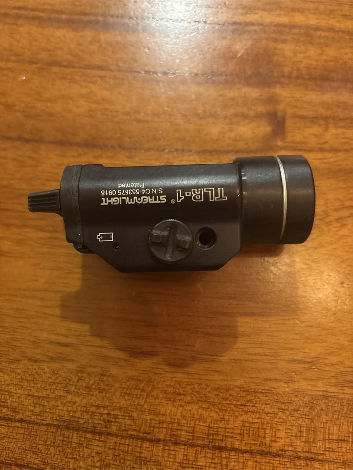 Luz táctica montada en riel Streamlight TLR-1 con montaje Sig P320 Foto 3 de 4