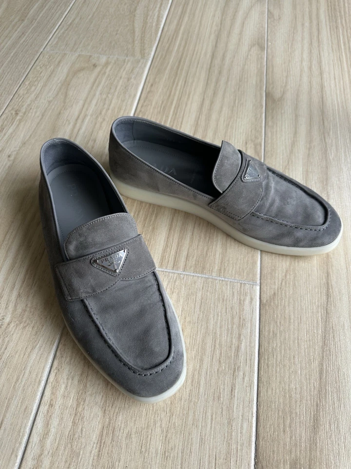 Mocasines sin cordones de gamuza Prada con detalle de logotipo Foto 3 de 4