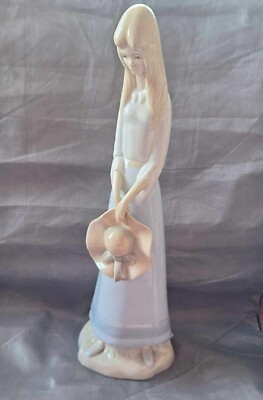 Porcelanas Miquel Requena .Figurine-Young girl holding hat and
