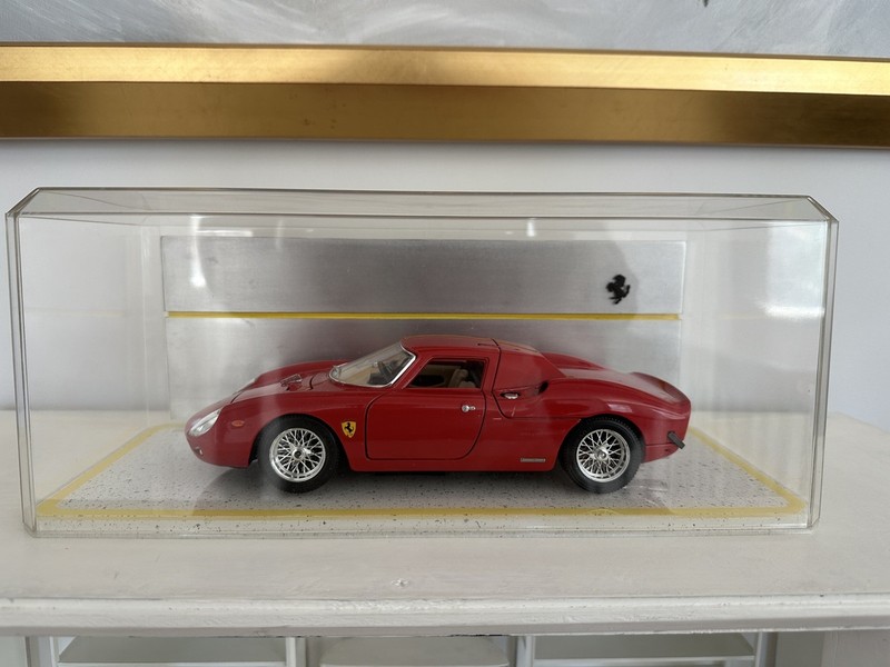 1:18 Diecast Ferrari Case