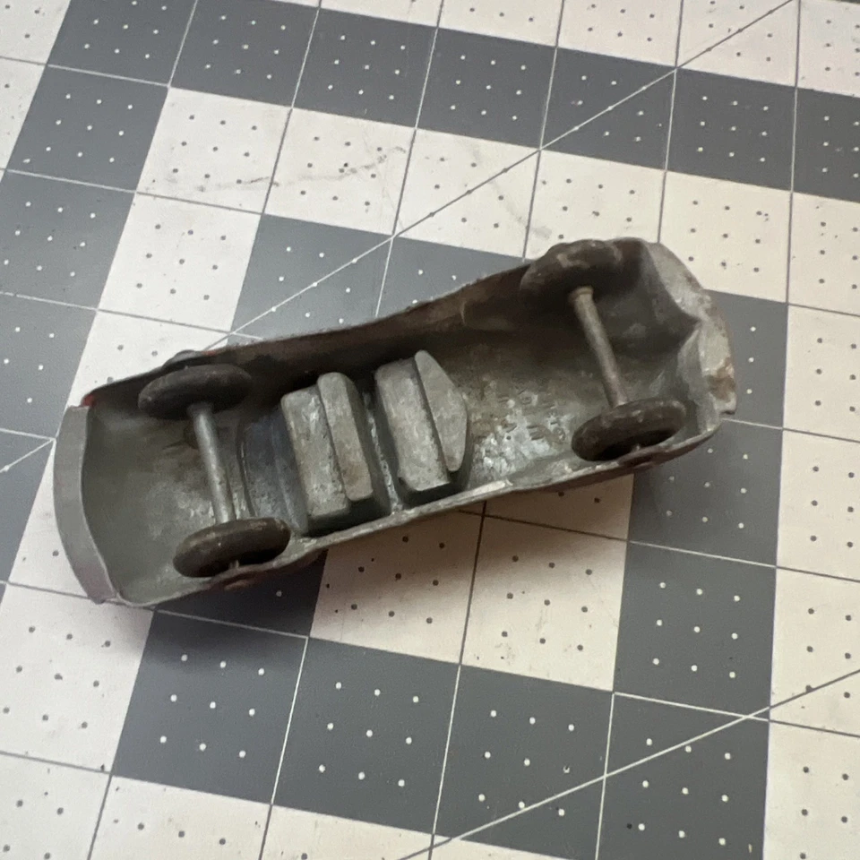 1941 Chrysler Windsor conversível por TootsieToy feito nos EUA 4” brinquedo de aço prensado - Imagem 4 de 4