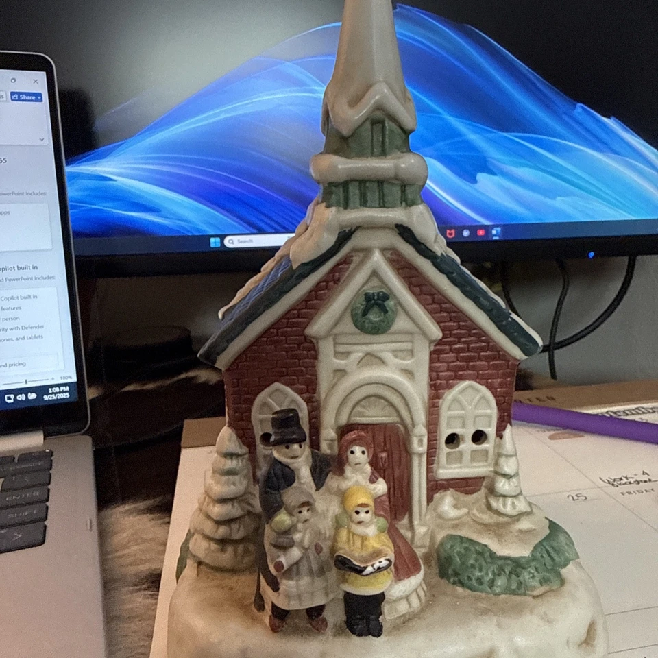 Iglesia Pueblo de Navidad Musical Porcelana Pintada a Mano Caja Original Badcock De Colección Foto 4 de 4