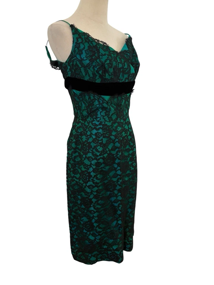 Antigo Vestido Wiggle Verde Anos 60 com Sobreposição de Renda Preta Cintura Império 26” Coquetel - Imagem 3 de 4