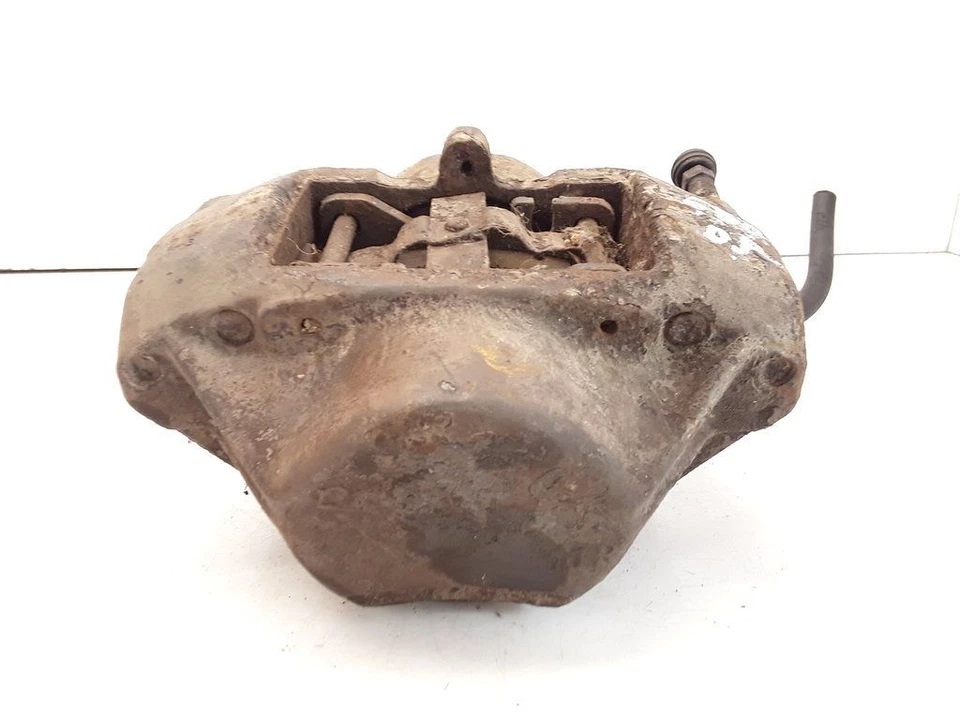 Mercedes-Benz W123 240D 53kW Diesel 1977 Front right brake caliper Foto 4 de 4