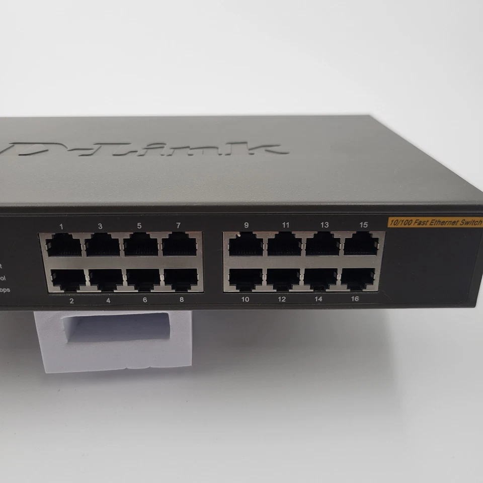 D-Link DSS-16+ 16-Port Fast Ethernet Unmanaged Switch w/ Power cable (Z3E2) - Image 4 of 4