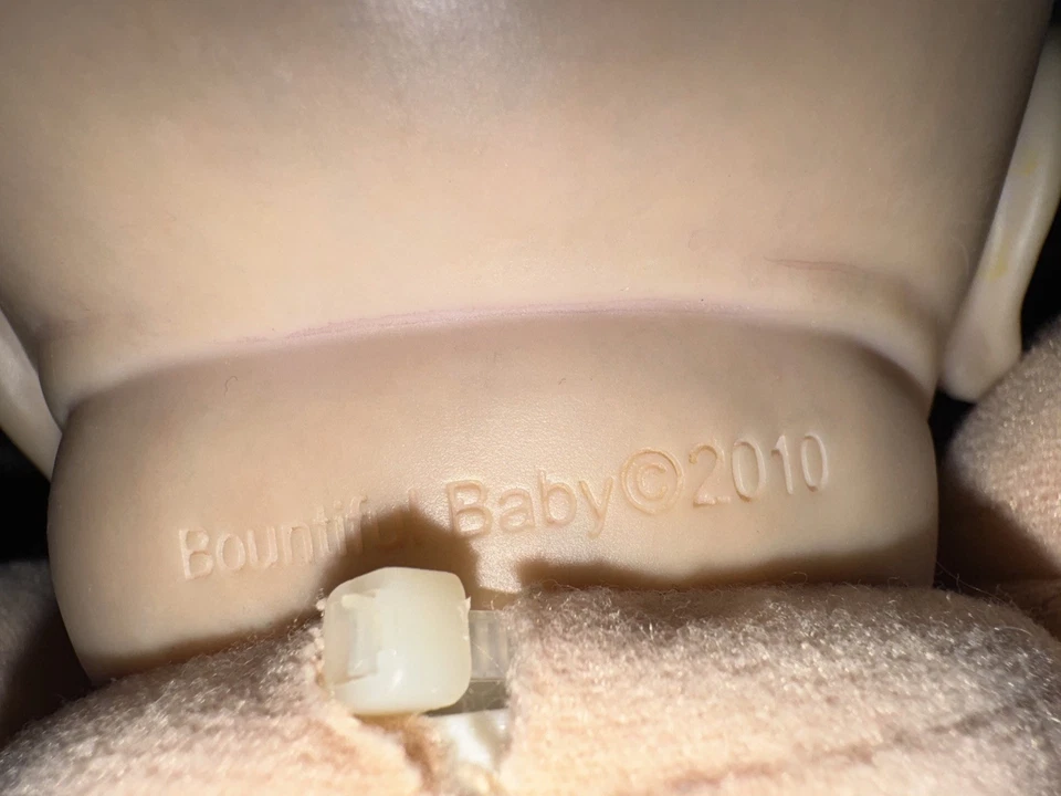 Reborn Bountiful Baby 2010 weighs 8lb 23” tall with clothes - Image 4 of 4