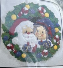 Bucilla Felt Embroidery Kit Mr and Mrs Santa Claus 20  Wreath Vintage Christmas