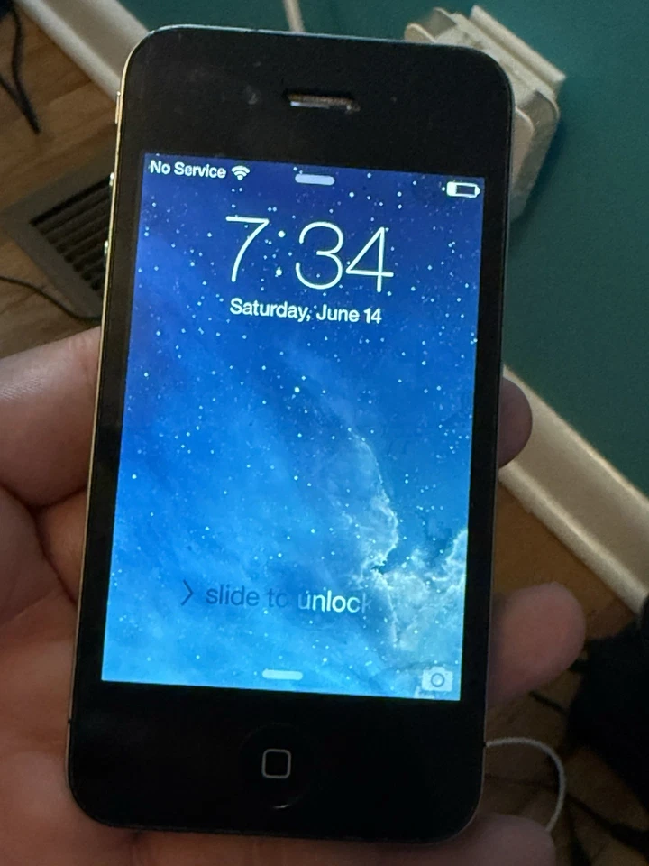 iPhone 4 16gb AT&T , Black , Works Great - Image 3 of 4