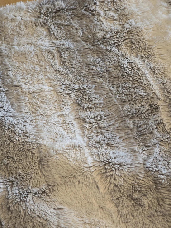 Almohada DKNY de piel sintética tamaño king farsa Foto 3 de 4