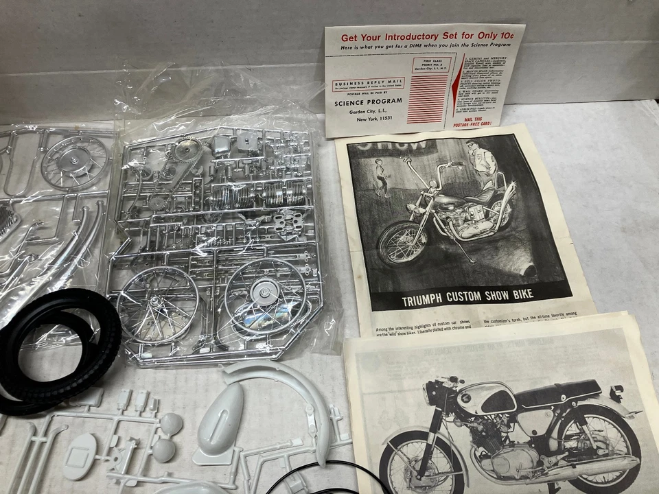 VINTAGE 1/8 SCALE REVELL 1960'S TRIUMPH CHOPPER & HONDA MAIL AWAY GIFT SET RARE! - Image 4 of 4