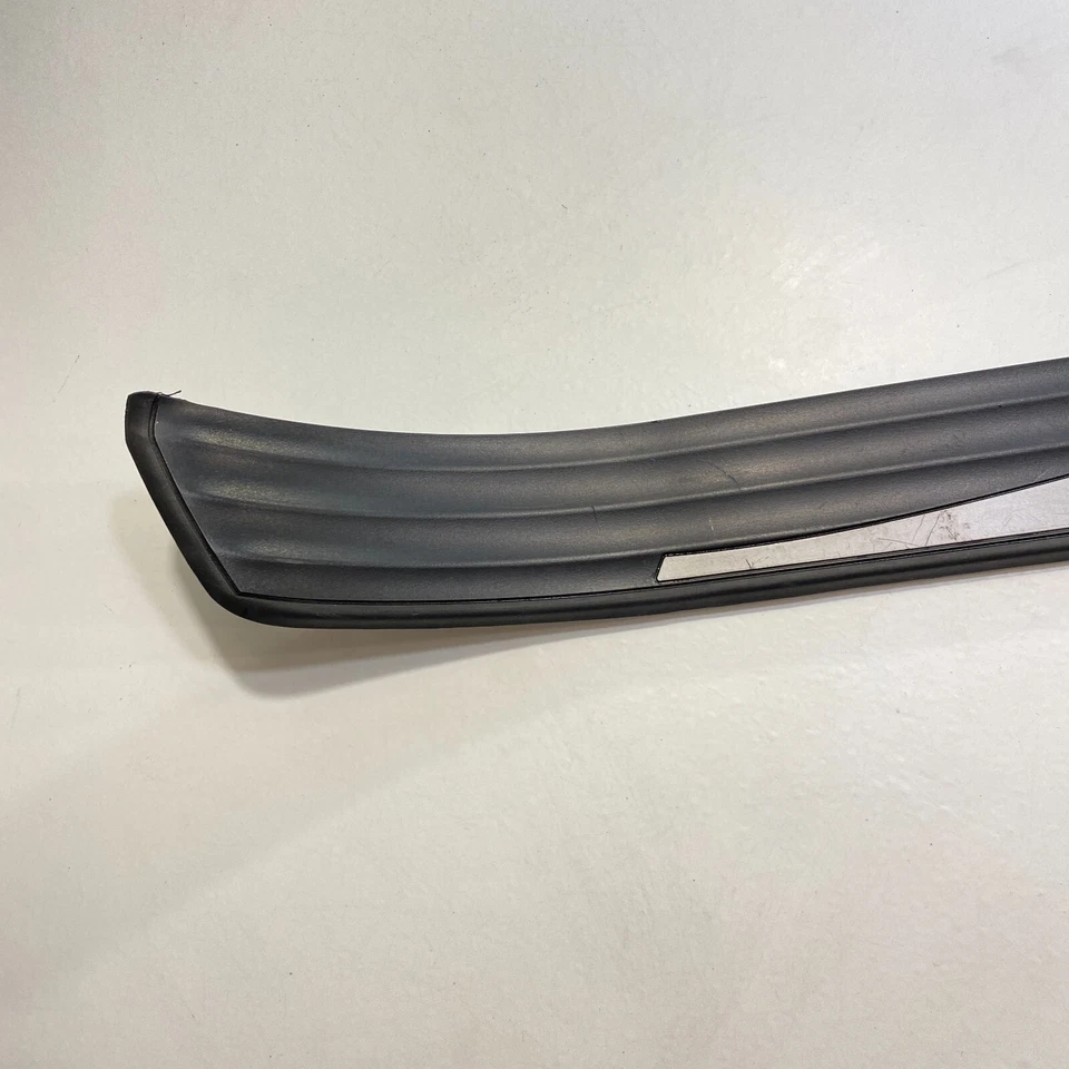 Черная передняя правая накладка на переднюю панель со стороны пассажира для BMW 528xi E60 2004-2010 годов выпуска от оригинального производителя - Изображение 4 из 4