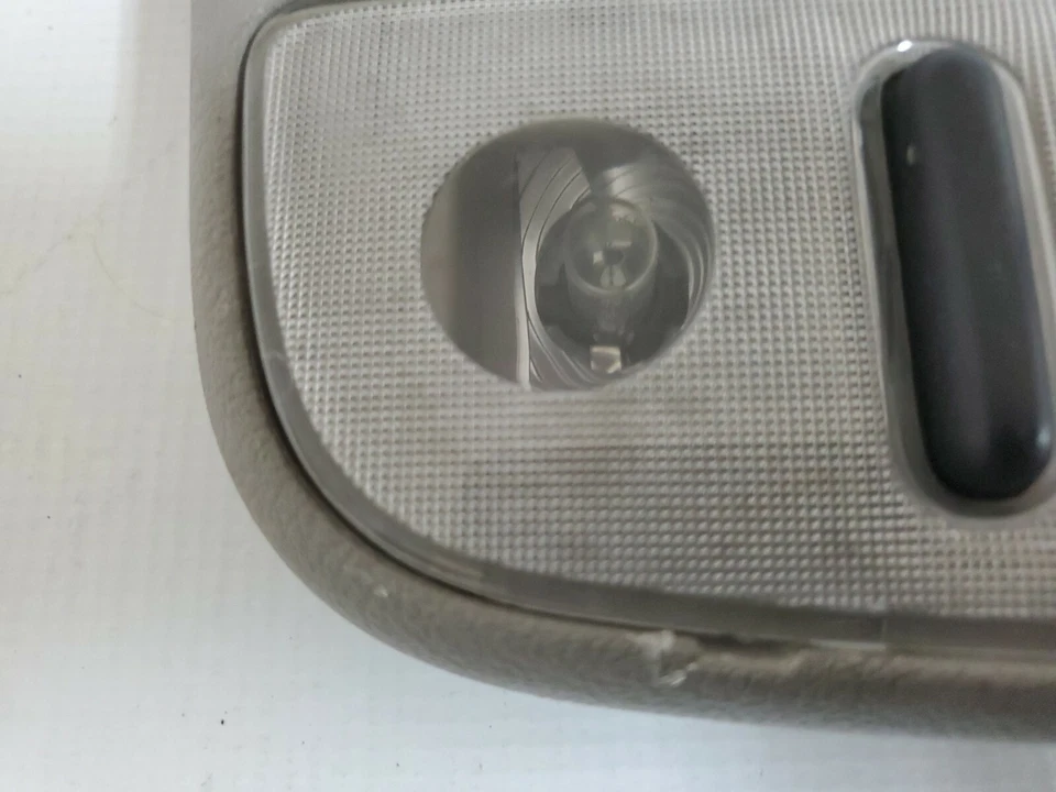 Infiniti G20 2001 luz domo (9C) Foto 3 de 4