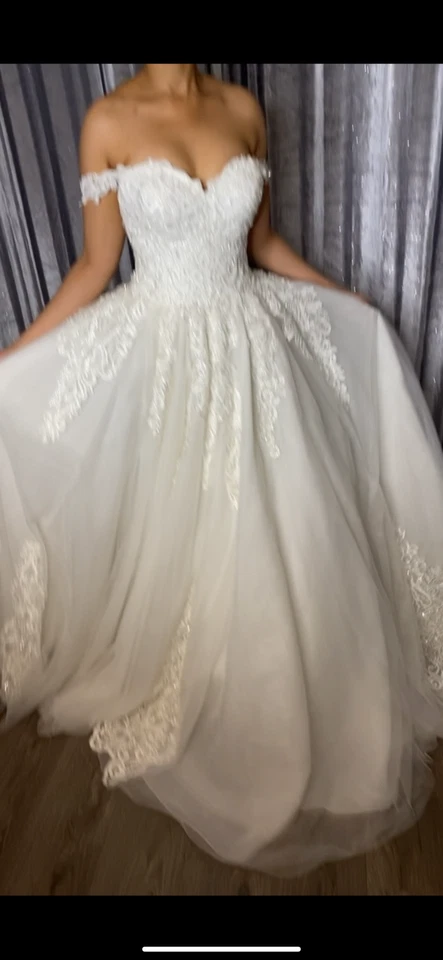 This dress is a breathtaking princess-style ballgown with a romantic and timeles - Image 3 of 4