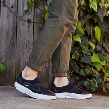 NWT OOFOS 00MG Low Black Slip Comfort Shoes, Size 9