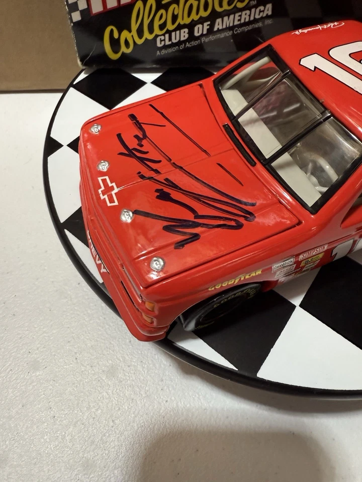 Camión Chevy autografiado Ron Hornaday #16 Dale Earnhardt INC 1995 1/24 diecast Foto 2 de 4
