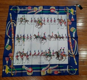 Foulard vintage Gucci soldats britanniques 33"x33" en soie neuf avec étiquette réf2047