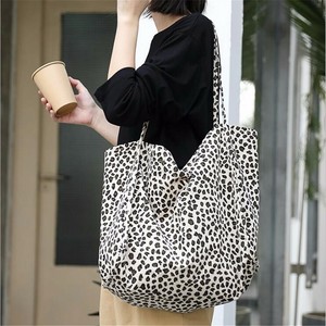 black fuzzy tote bolsa