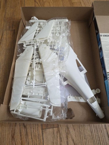 New B-1B Bomber by Monogram...1/72 scale...#5605...not sealed but NEW from 1983 - Picture 11 of 12