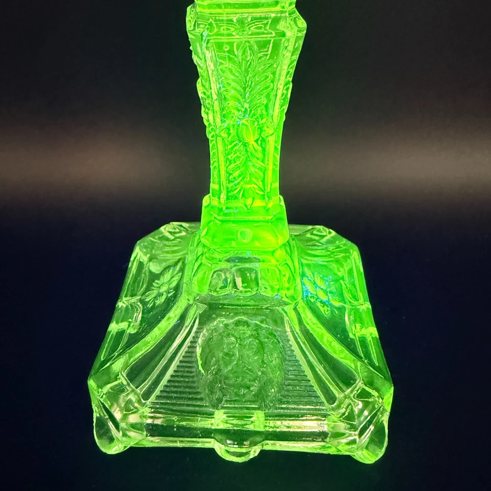Antik Uranglas Kerzenständer Löwenkopf I Pressglas Fluoreszierend I Vaselineglas - Bild 3 von 4