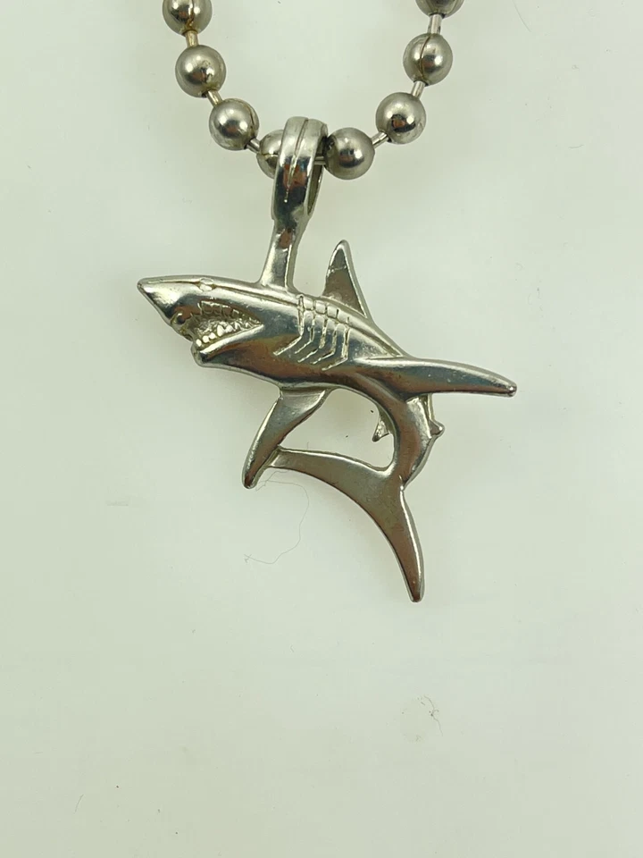 Cadena de bola de acero niquelado de 4 mm de 20" de largo con Mako/gran colgante de tiburón blanco Foto 2 de 4