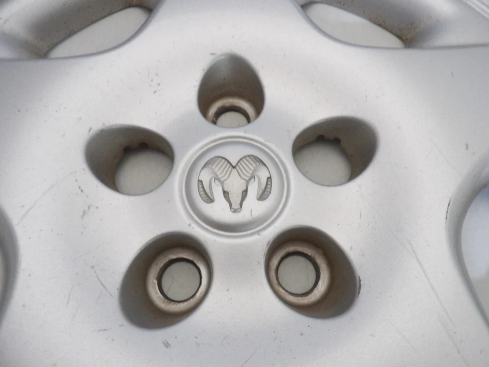 Cubierta de rueda tapacubos de 5 radios 15" Dodge Caravan 2001 2002 2003 OEM 04694958AA Foto 3 de 4