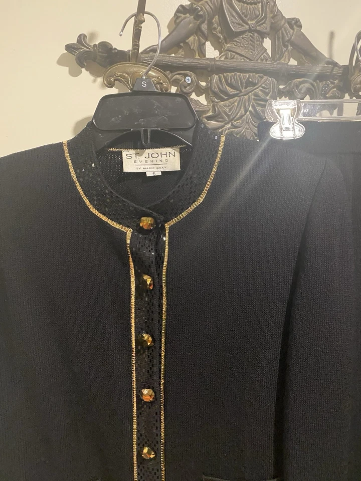 Traje falda de noche St John con lentejuelas y pantalones dorados Foto 2 de 4