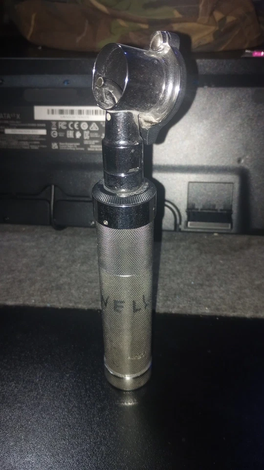 Welch Allyn 20200 3.5V Otoscopio Pnuemático Mango Recargable y Mira/Luz Foto 2 de 4