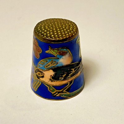 Cloisonné Fingerhut - mit Messing/blau Emaille Vogel und Blumen Szene (ref16)
