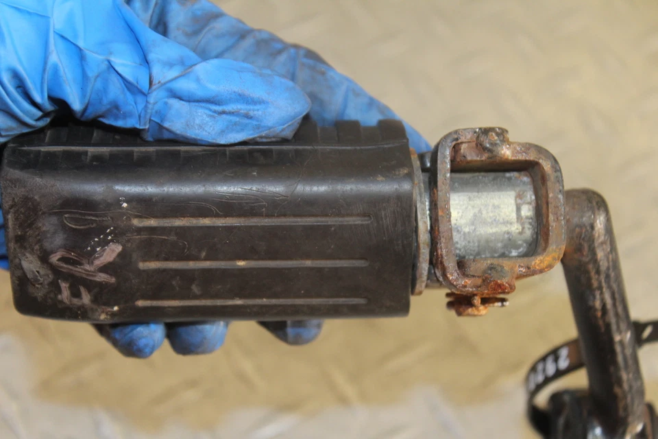 1980 KAWASAKI 750 LTD KZ750H RIGHT FRONT FOOT REST PEG STEP - Изображение 3 из 4