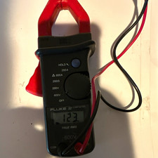 Fluke 32 True RMS Clamp Meter 600A 600V CAT III Data Hold w Test Leads