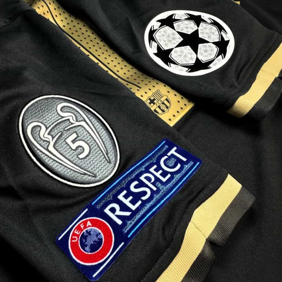 Camiseta de fútbol Messi #10 FC Barcelona 2020/21 visitante negra con camiseta de fútbol dorada Foto 3 de 4