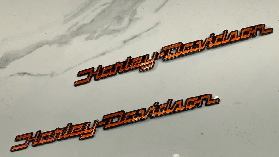 OEM Harley Touring Street Glide Derecho Tanque de Gas Emblema Naranja Quemado Foto 3 de 4