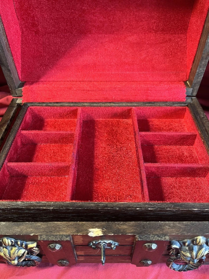 Joyero de madera estilo gótico vintage cabeza de león cofre del tesoro excelente estado Foto 3 de 4