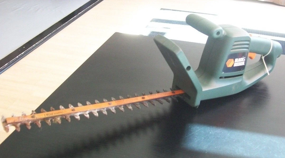 Corded clearance hedge trimmer