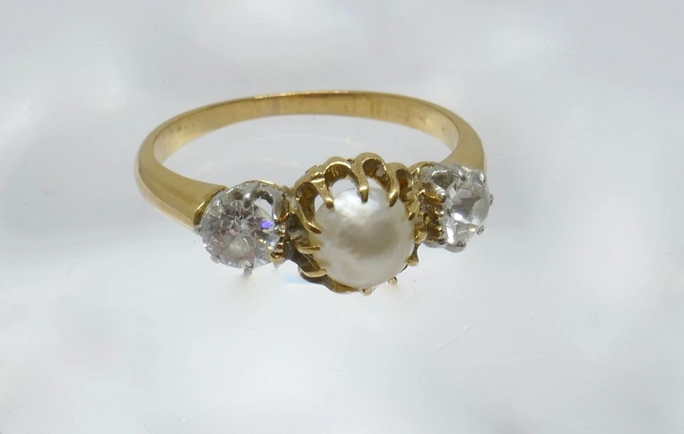 BAGUE OR JAUNE 18K DIAMANTS ET PERLE DE CULTURE BOUTON XIXe - Photo 2/4