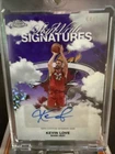 2025-26 Topps Chrome - Sky-Write Signatures Kevin LovePurple Geo Refractor /75