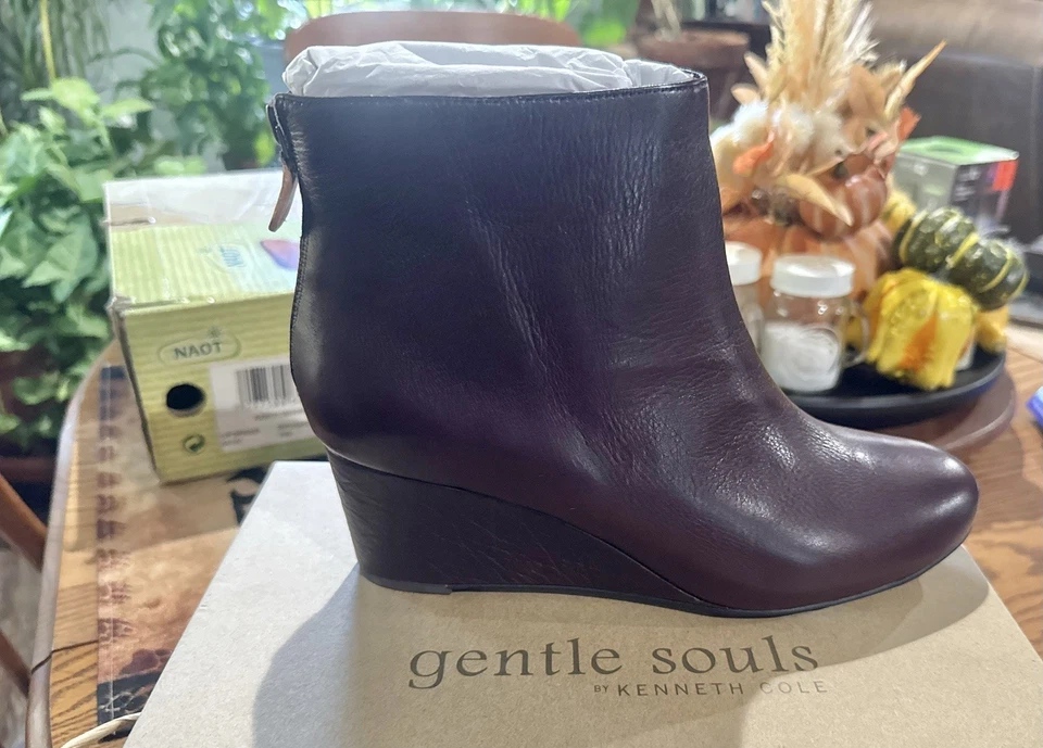 Botas al tobillo Gentle Souls de Kenneth Cole de cuero con cuña Vicki Merlot para mujer 9 Foto 3 de 4
