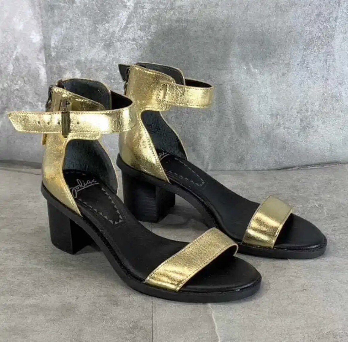 ★【サンダル】Lessia Ankle Strap Sandal ZODIAC Women's Gold Metallic Ilsa Ankle-Strap Block-Heel