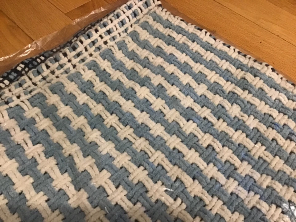 Moda basket weave chenille rug blue new 20’ by 32’ long cotton rug - Image 3 of 4