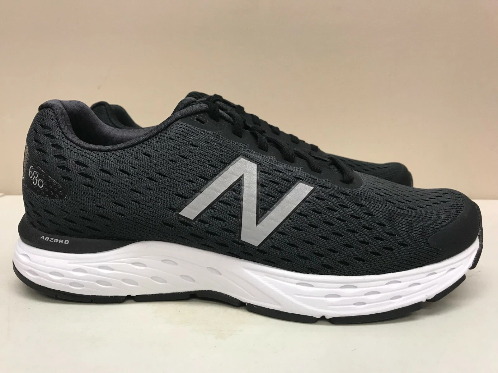 New Balance M680LK6 da uomo nero D medio