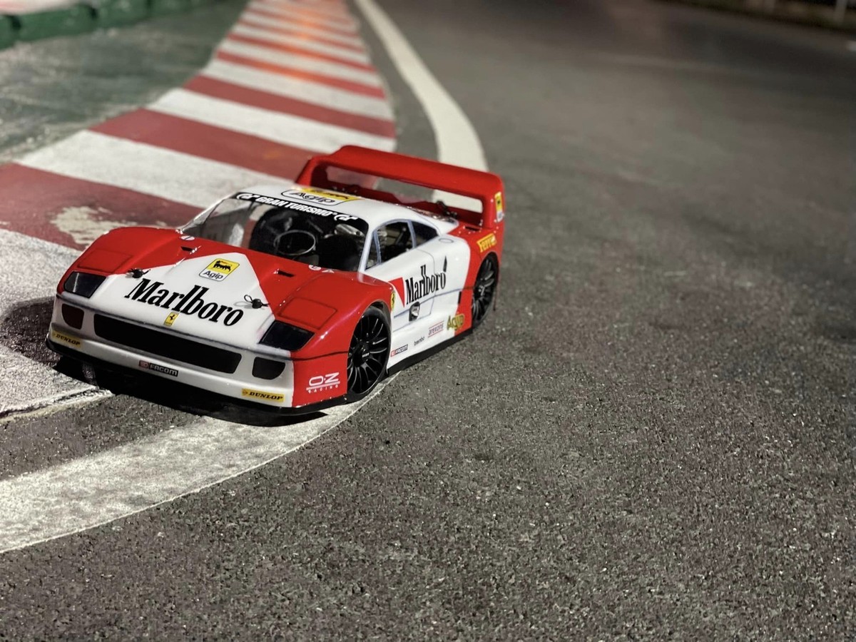 Ferrari F40 1/8スケールモデルキット FERRARI F40 1/8 SCALE RC CLEAR CAR BODY - 0100 TRAXXAS SLASH