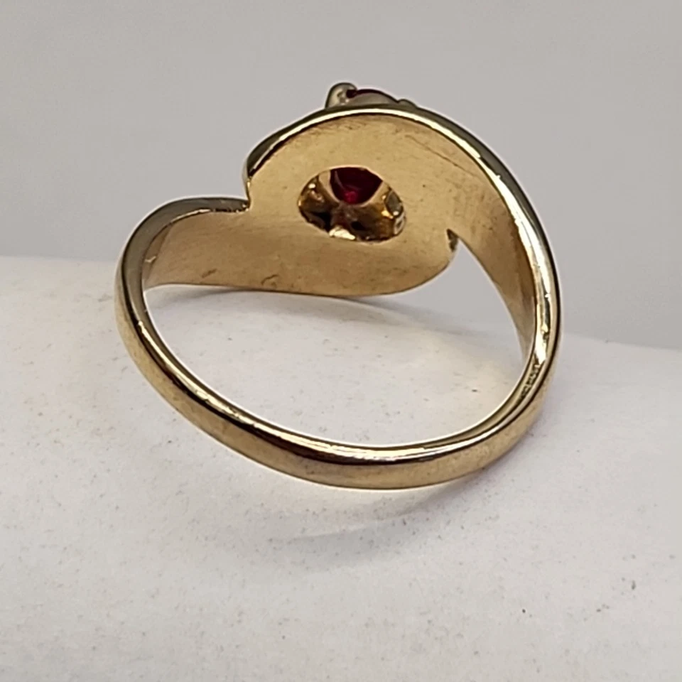 Anillo de diamantes de imitación ovalado vidrio rojo tono dorado 6,5 Foto 3 de 4