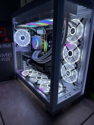 BRAND NEW BLACK AND WHITE CUSTOM BUILT GAMING PC NVIDIA RTX 5070 & RYZEN 9 7900X