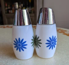 Pair Vintage Gemco Condiment Dispensers Shakers Milk Glass Mod Daisies MCM