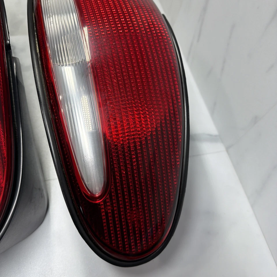 Juego de luces traseras convertibles Chrysler Sebring 1996-2000 fabricante de equipos originales conductor y pasajero Foto 4 de 4