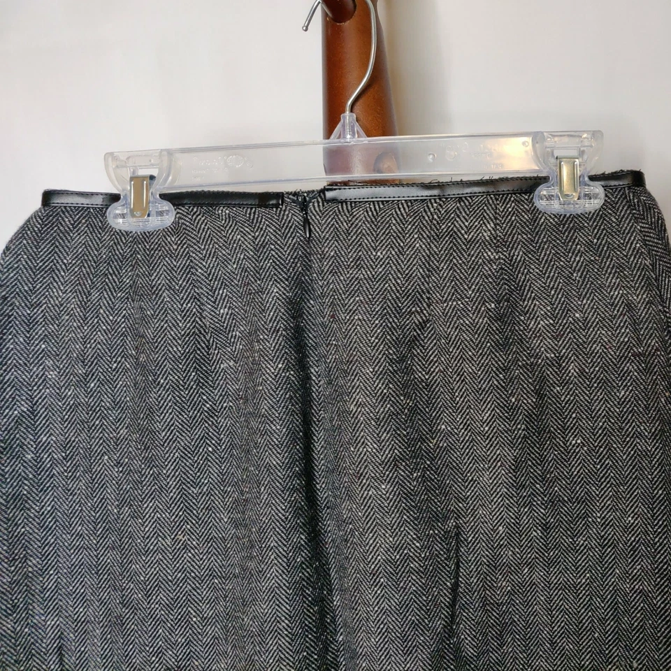 Merona women's 8 skirt black white print back zip 2 pockets leather look trim - Image 4 of 4