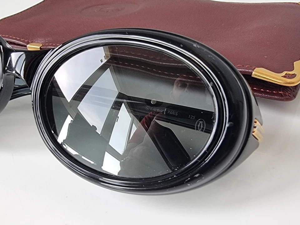 GAFAS DE SOL VINTAGE CARTIER FRISSON OVALADAS CHAPADAS EN NEGRO Y ORO PARA MUJER CON ESTUCHE 1990 Foto 4 de 4