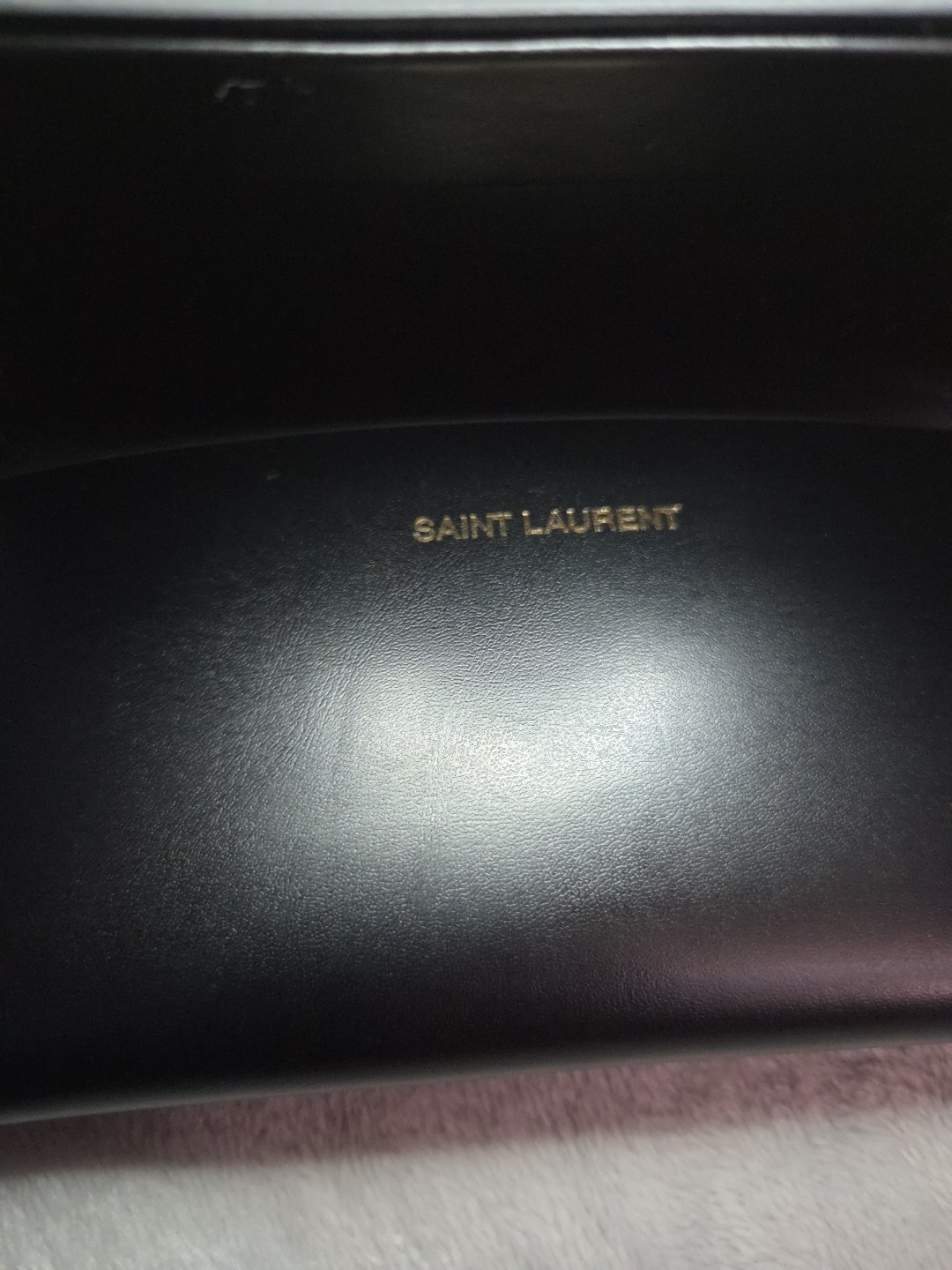 Custodia in pelle per occhiali da sole Saint Laurent