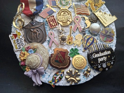 Lote de prendedores de solapa conmemorativos vintage y modernos multicolor - Imagen 7 de 10