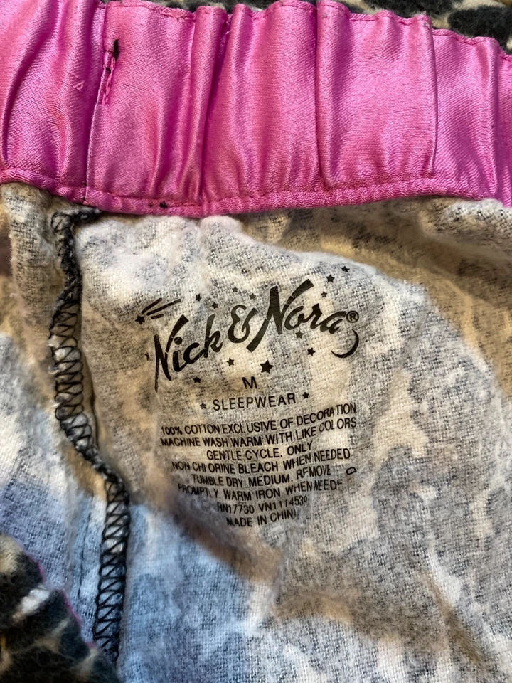 Conjunto de Pijama de Franela Nick & Nora Negro Leopardo Estampado Animal Púrpura Talla Mediana Foto 3 de 4